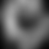 Dralle junge Frau in Schwarz weiß