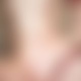 Heiße Blondine in s*xy rot