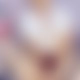 Ehefrau in School Uniform spielt mi Toys