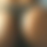 Runder ars** in geschnürter Panty