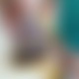 Blondine in blauen Strümpfen posiert vor dem s*x