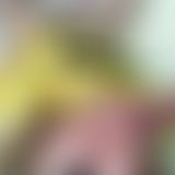 Blondine in blauen Strümpfen posiert vor dem s*x