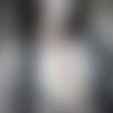 In einem schwarzen Spitzenbodysuit