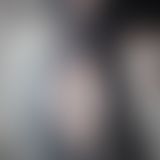 In einem schwarzen Spitzenbodysuit