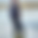 In Wathose und Daunenjacke im See