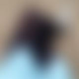 in Strumpfhosen, Gummistiefeln und Gummijacke spazieren