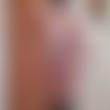 Posieren zuhause im Mantel und Schal