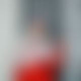Rotes s*xy Kleid mit Hijab an