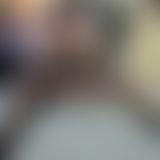 Devot an die Leine genommen