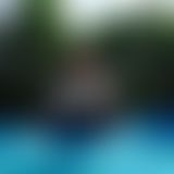 Im Pool mi Shwimmflossen und Schwimmnudel