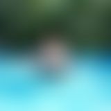 Im Pool mi Shwimmflossen und Schwimmnudel