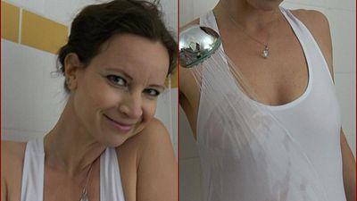 Sekt im weißen Badeanzug