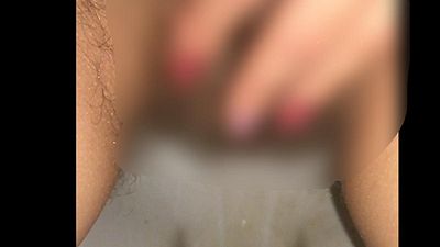 In der Toilette vor der Kamera pin**ln