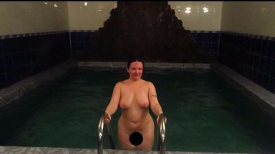 Sie liebt es in den Pool zu schwimmen