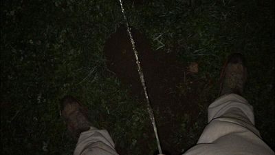 pi**en auf Erdhügel im Dunklen