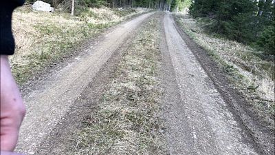 Mutprobe auf Gehweg Jungschw**z reiben