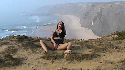 July bes**gts sich auf den Klippen