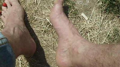 Outdoor Fußfetisch Spiele mit Kirschen