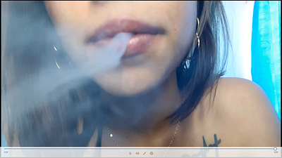 Ein s*xy mäd**en raucht