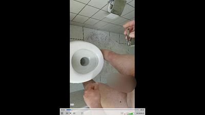 Fussnägel schneiden und pi**en ins Klo