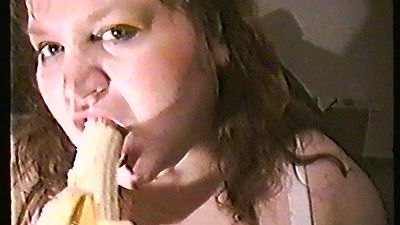 Teeny beim Banane (Fr)essen