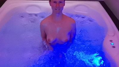 Geiler dil*ofi** im Whirlpool