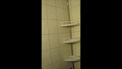 Die Sissy putzt